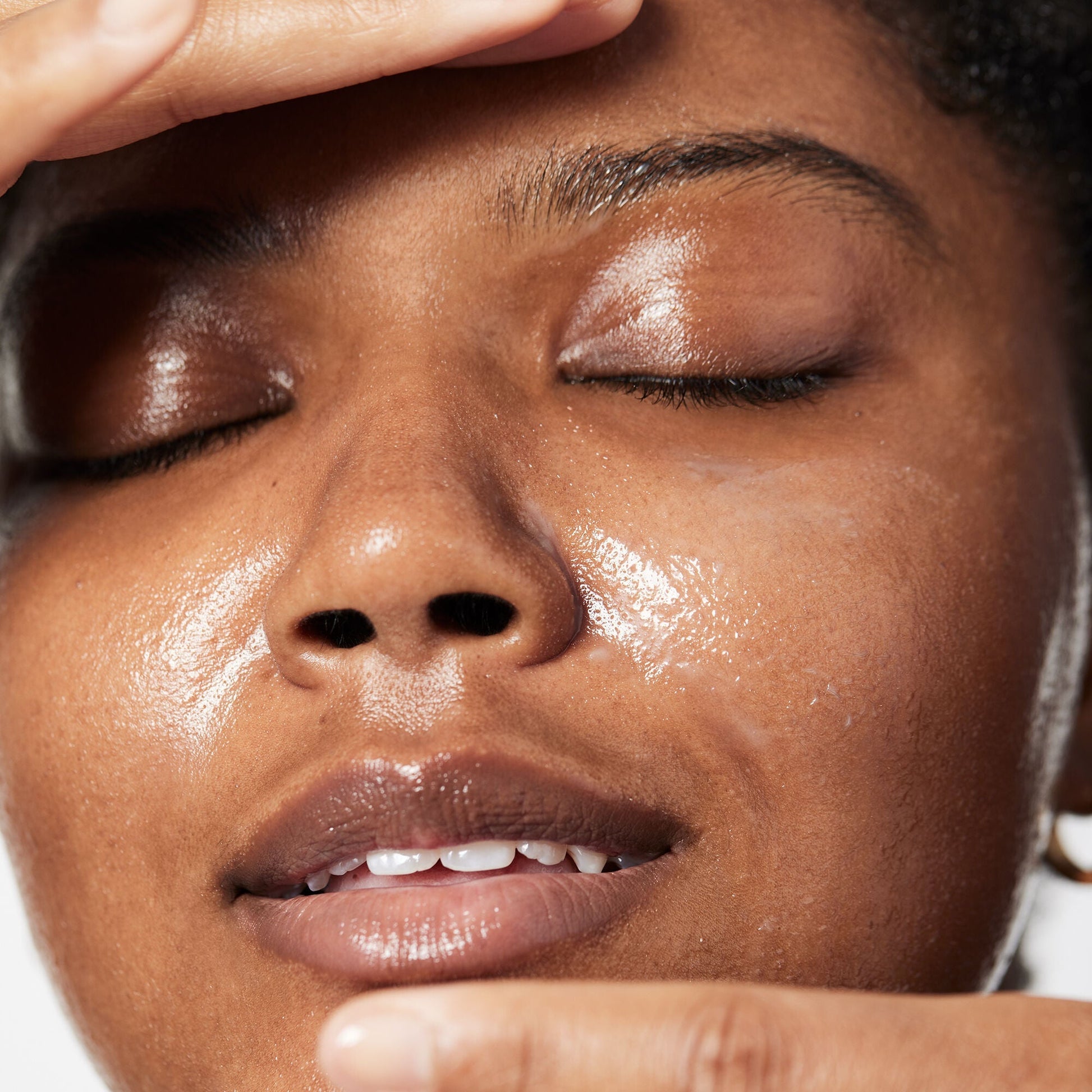 holy-hydration-makeup-melting-cleansing-balm-v3 040822_Model_HH-Cleansingbalm_044_RT2-V1_IGF_6a40ae53-ccc2-4a83-9d08-7c99f2dc2b4b.jpg