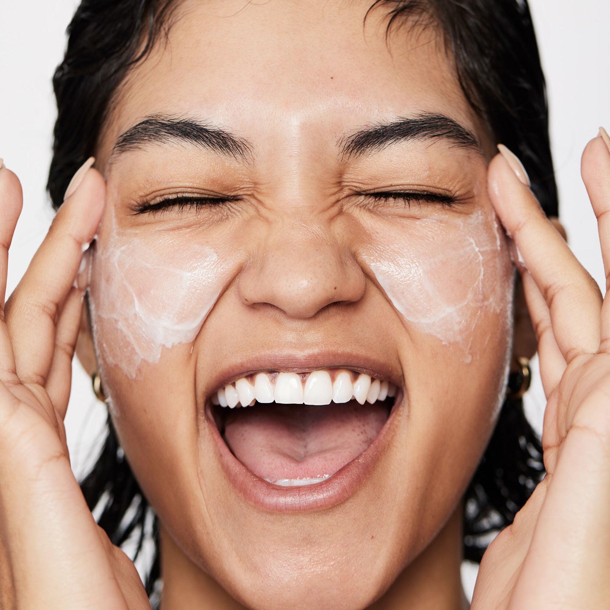 pure-skin-moisturizer-b8 040822_Model_Pure-Moisturizer_200_RT2-V1_RGB040822_Model_Pure-Moisturizer_200_RT2-V1_V1_IGF.jpg