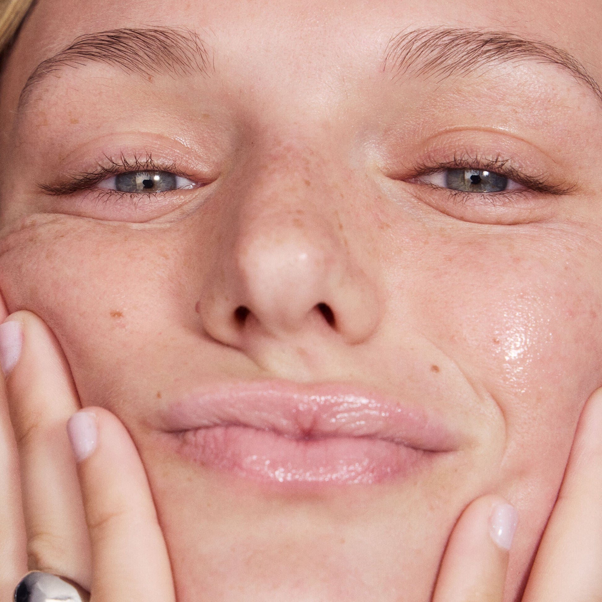 thirst-burst-pore-fecting-toner-h0 042125_SKIN_TBT_Madison_ModelApp_1086_RGB_IGF.jpg