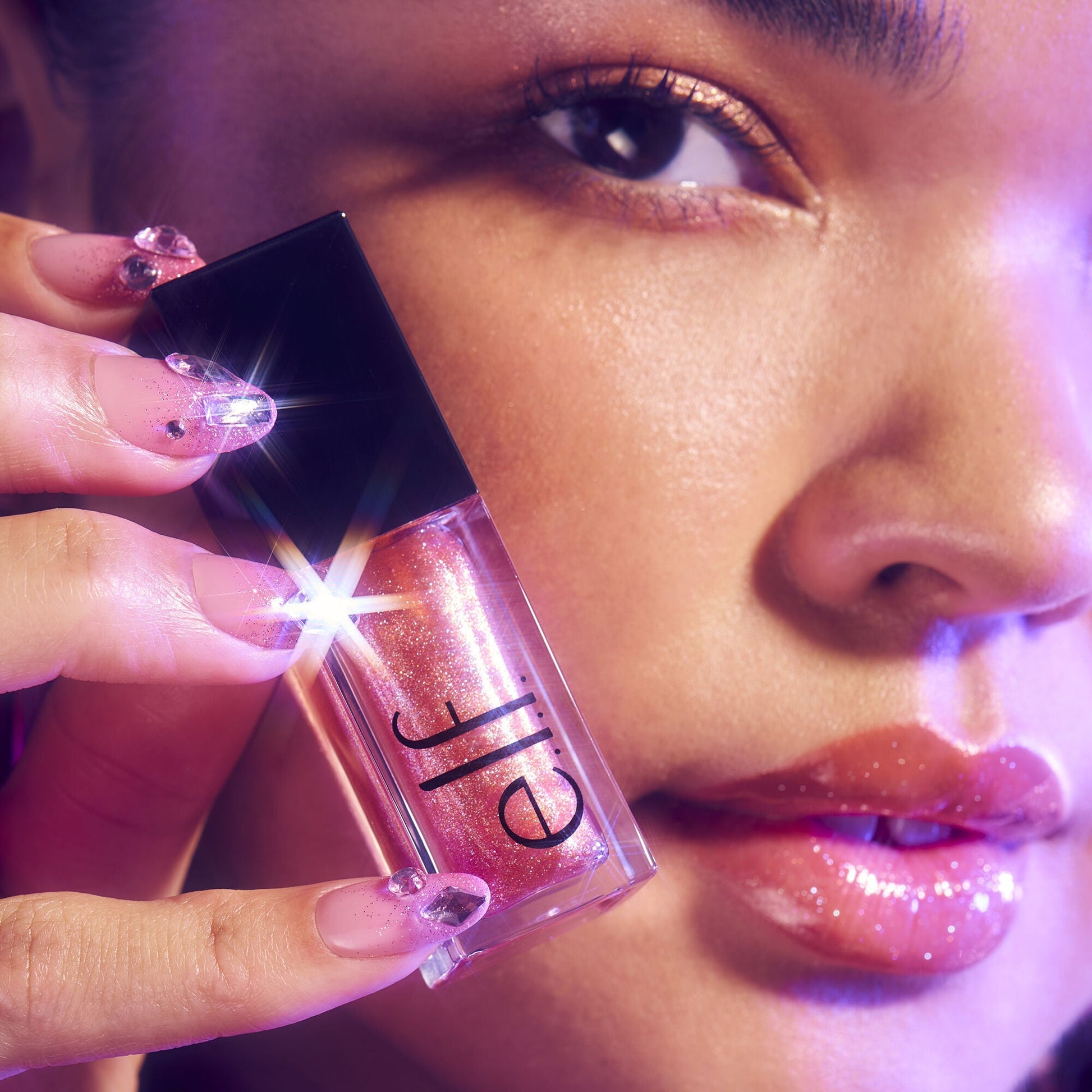 glow-reviver-plumping-lip-oil-z9 072225_Breanna_LipPlump_0391_2000x2000_0613e084-a418-44f9-b40d-c461b7a4b6db.jpg