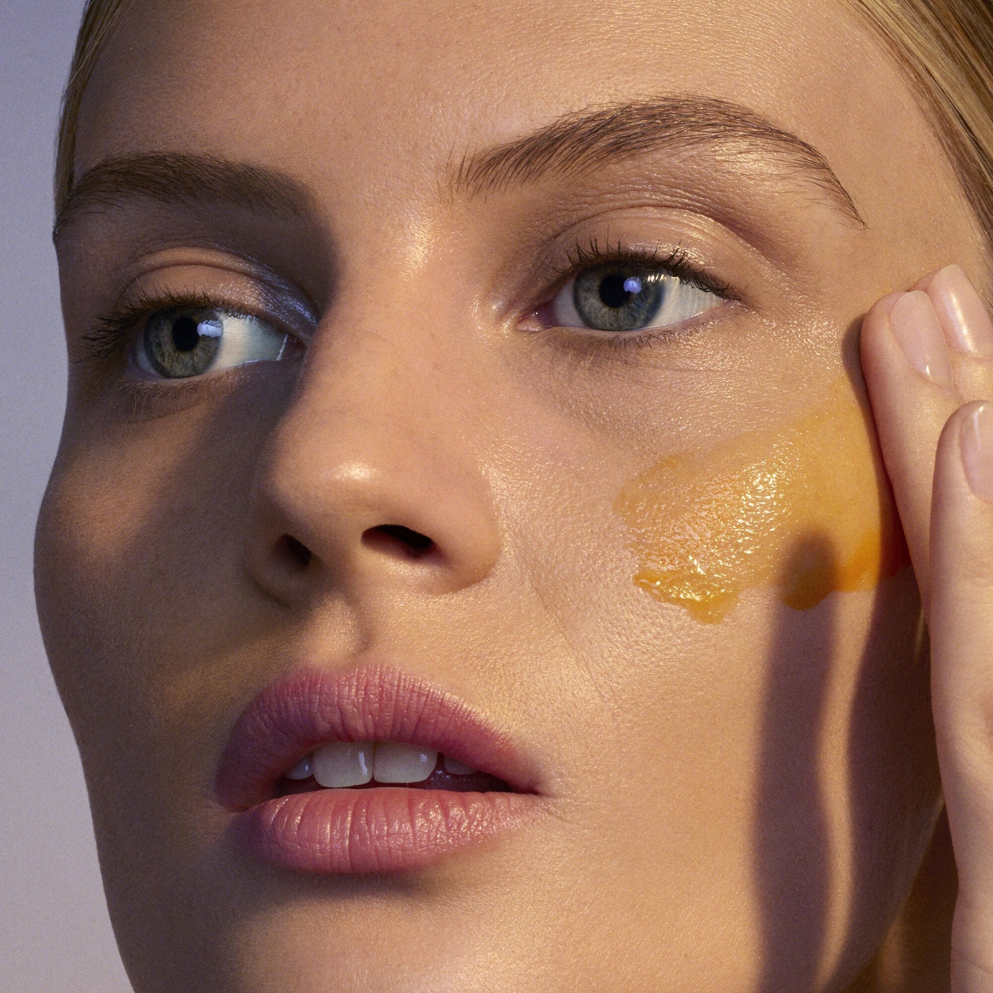 youth-boosting-advanced-night-retinoid-serum-f3 080222_Florence_ANR_0403_IGF_V2.jpg