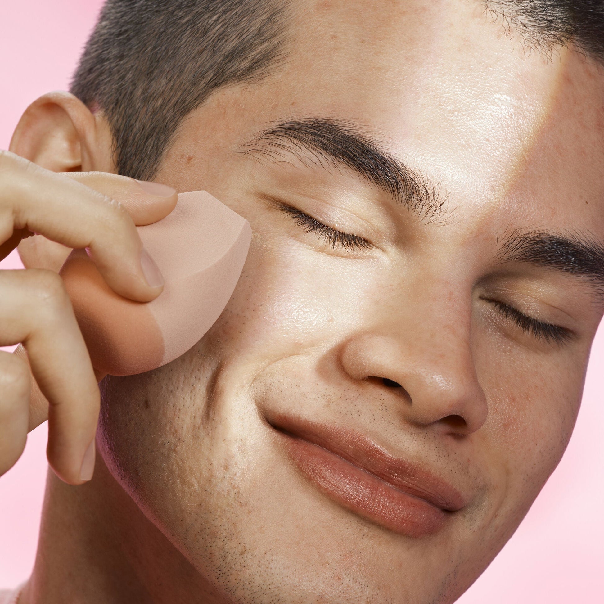 halo-glow-angled-silicone-face-sponge-b7 102124_HGST_Alfredo_Application_0134_v2_RGB_IGF.jpg
