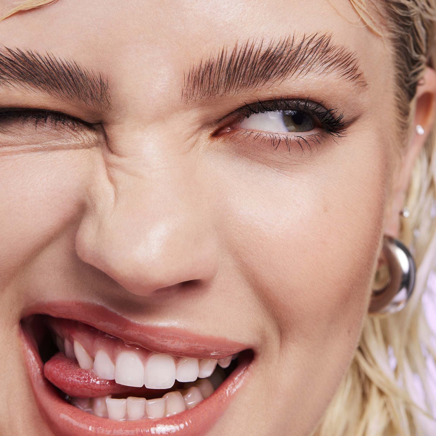 brow-laminating-gel-i3 110923_Genevieve_BrowGel_App-Vibe_6982_RGB_IGF.jpg