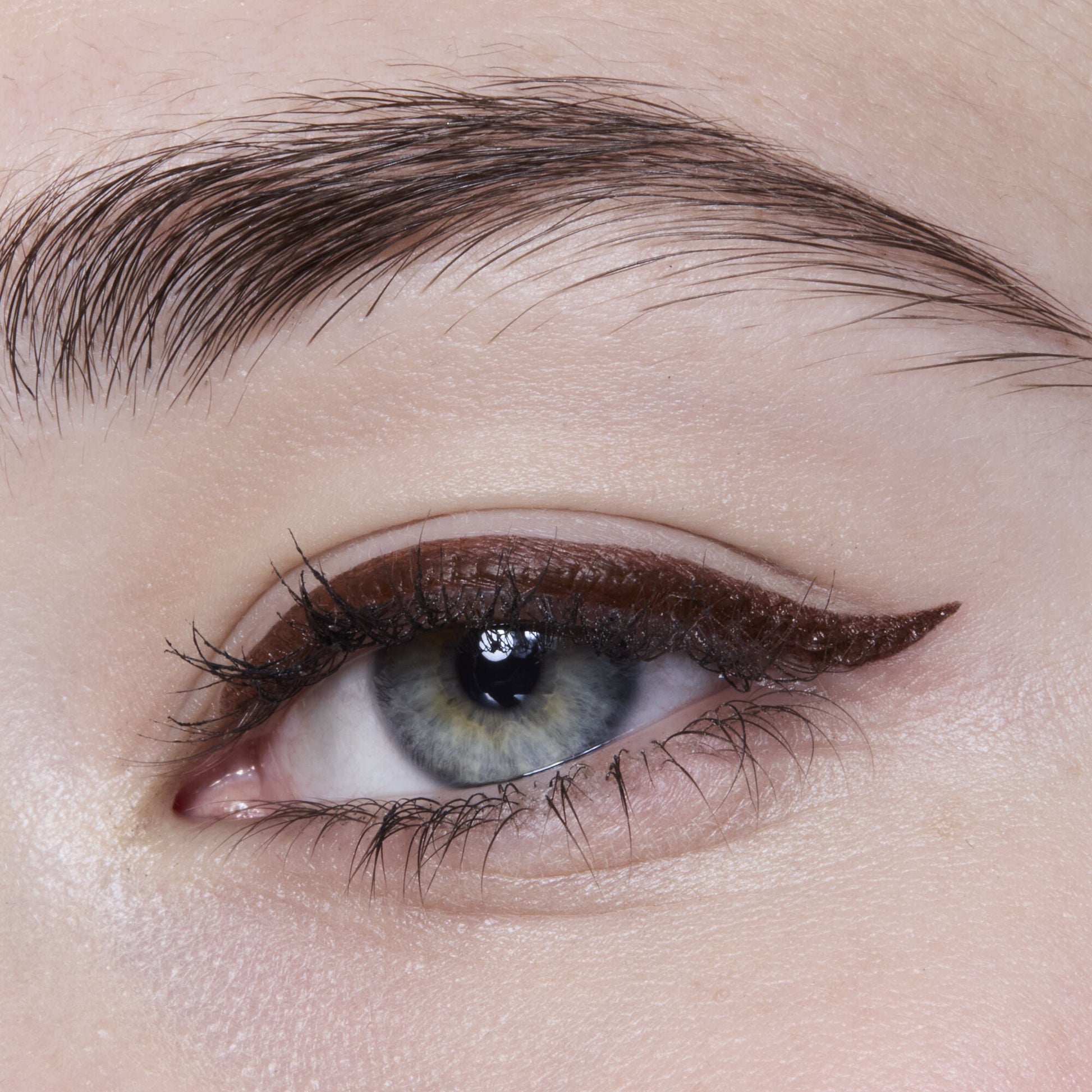 h2o-proof-eyeliner-pen-v6 81606_H20_PROOF_EYELINER_20PEN_CHESTNUT_MOM_BROWN_JORDAN_0029_v3.jpg