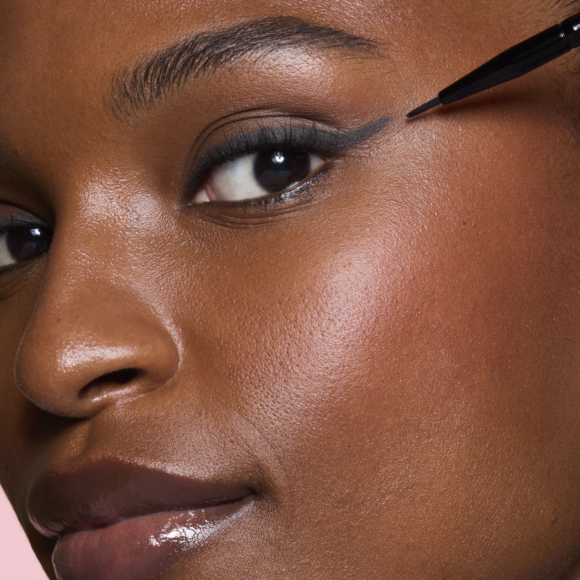ultra-fine-eyeliner-brush-a6 81915_ULTRA_FINE_EYELINER_BRUSH_TOOL_SHOT_MOM_TSHECA_0120_v2.jpg