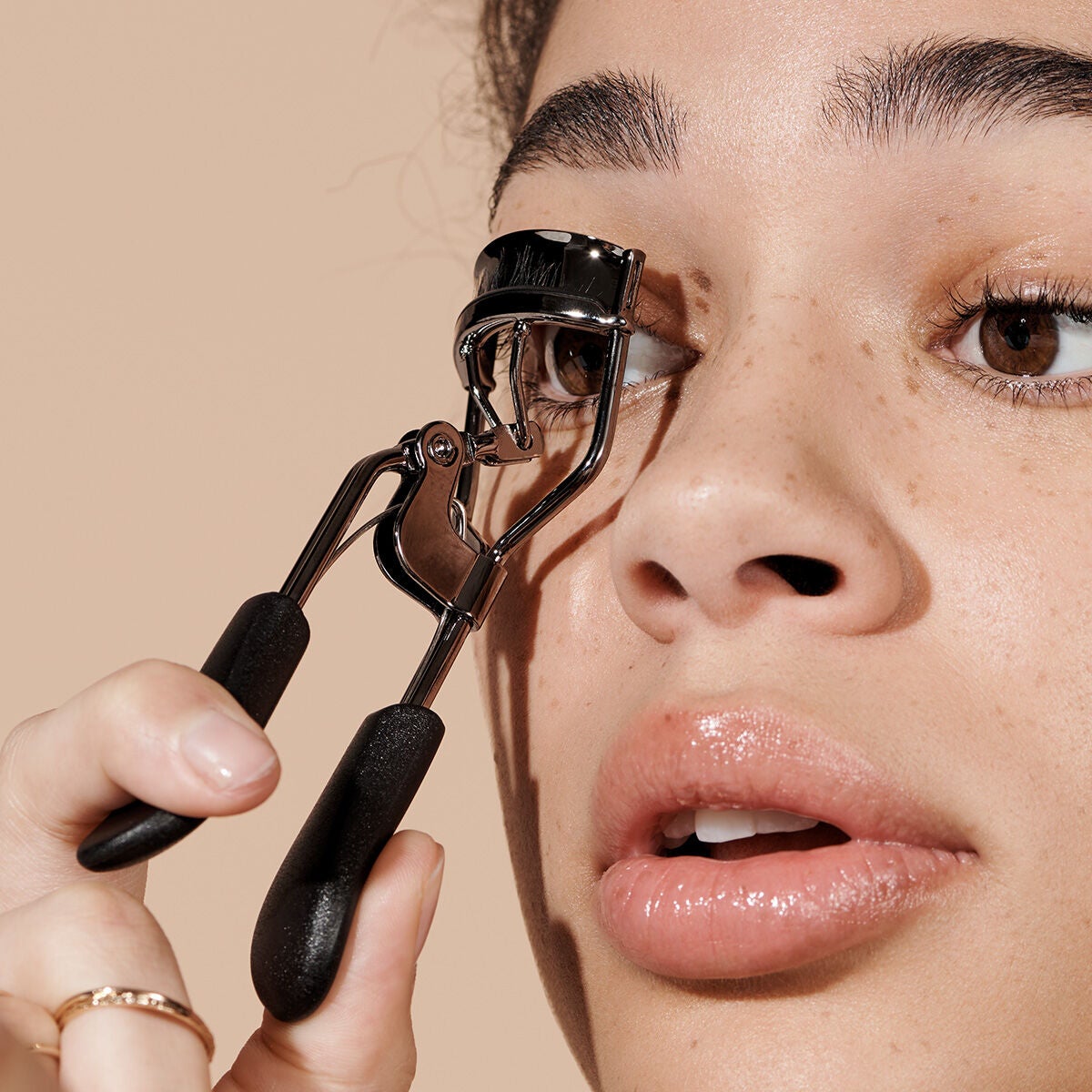 pro-eyelash-curler-g7 84067_ProEyelashCurler_Model.jpg